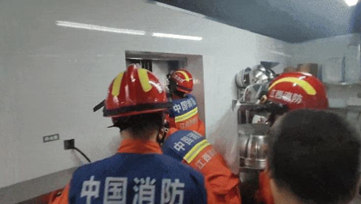浮梁一酒店15人被困电梯 看消防如何专业救援？