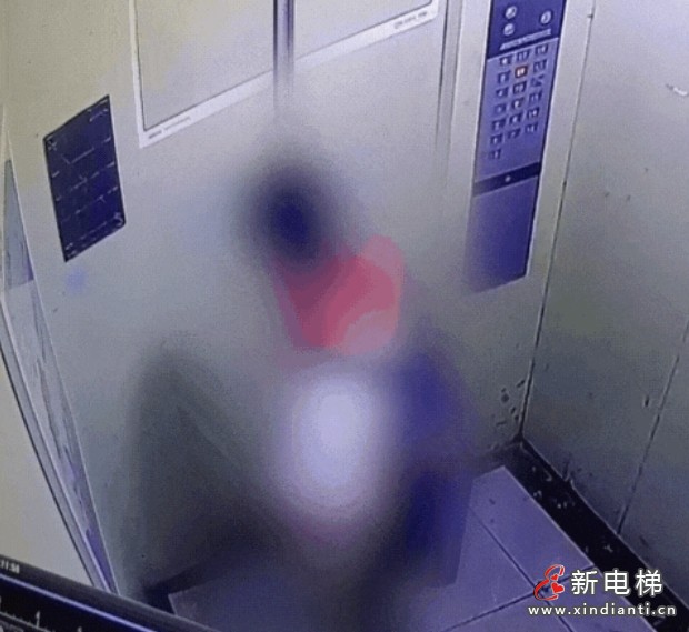 湖北十堰某小区一儿童在电梯内小便 涉事家长教育惩戒 公开道歉获得社会认可