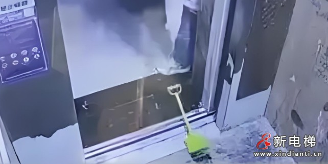 山西太原某小区这位家长心有多大？用铲子挡电梯门把幼童一个人留在电梯里