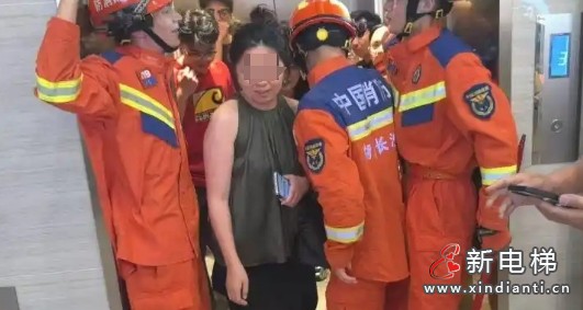 湖南长沙一电梯因卡入异物突发故障发生困人事故