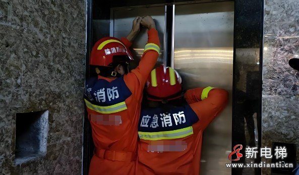女子凌晨被困电梯却不知如何报警 多亏爬楼梯的邻居听到呼救声后报警