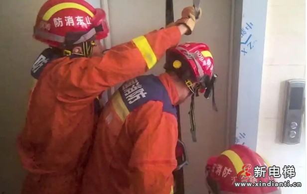 山东济南消防出动14人营救因停电被困电梯的2人 全程未见维保人员