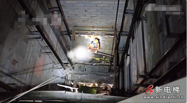 广州一名女子驾驶叉车在楼层间运输货物时因操作不慎撞入电梯井