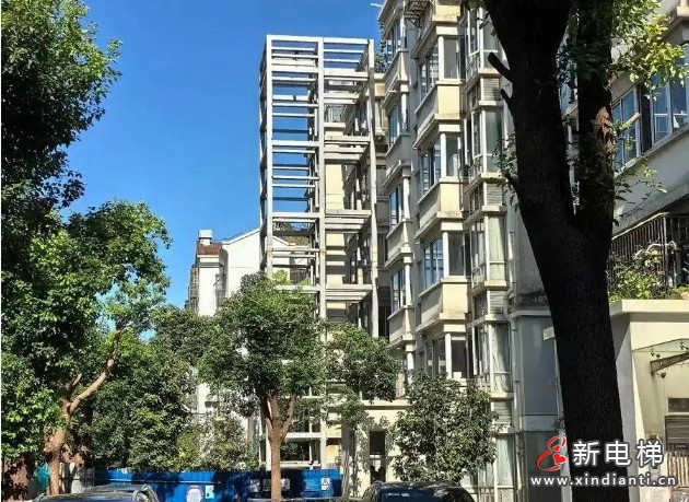 上海一小区加装电梯“烂尾”居民愿意承担60万损失，但锈迹斑斑的钢架没人拆