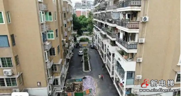 福州一小区加装电梯占了“主干道”遭到254户业主联名反对‌
