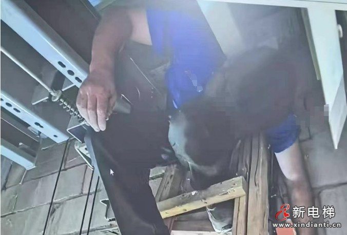 广东东莞 一人单独在井道内维保时 未关停开关 未戴头盔系安全带 被挤压身亡