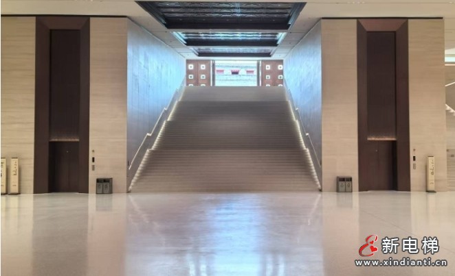 北京丰台区首部“斜行电梯”45度斜坡、8.4米高差无障碍通行的创新