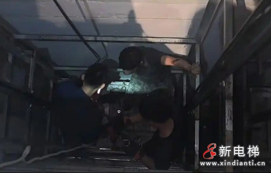 山东济南某饭店电机维修期间保护绳断裂轿厢突发坠落‌导致维保工人摔伤