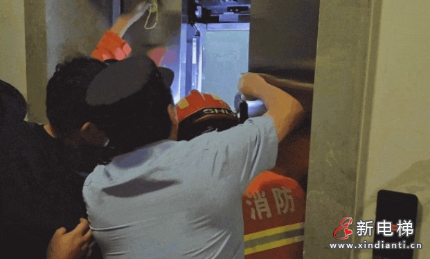 山西古交市某小区三人被困电梯 仅用15分钟便完成救援