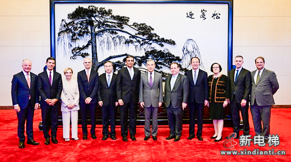 奥的斯全球公司董事会主席接受王毅会见