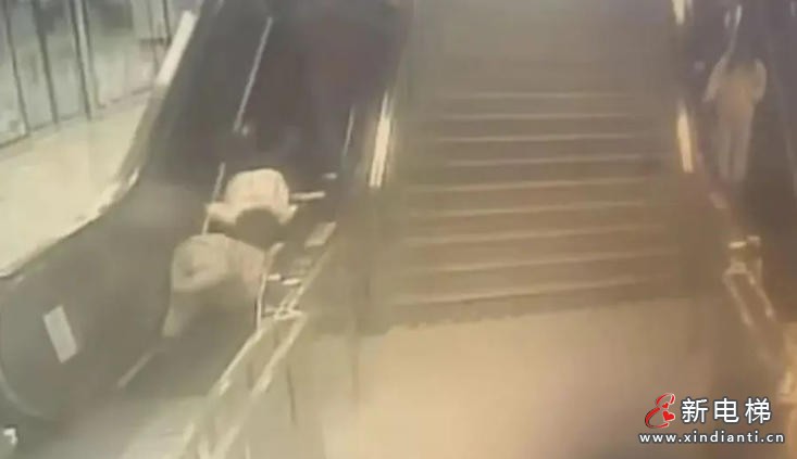 上海一好心人电梯上搀扶却成被告 索赔5万法院判决免责！