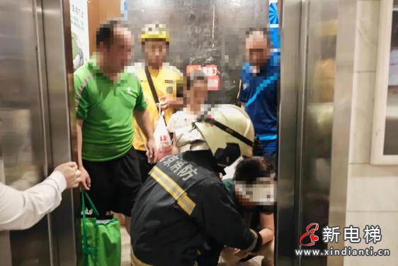 北京东城某小区五人被困电梯 消防站接警后迅速响应并成功救援