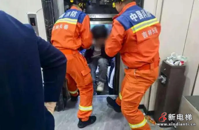 长春市某小区电梯突发卡壳两人被困 消防员规范操作成功救出