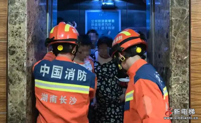 湖南长沙某大厦2部电梯同时发生故障 导致28名市民被困轿厢