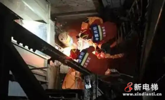 好奇害死猫 “坑”你没商量 江苏沭阳一男子围观电梯维修施工，不慎坠入电梯井