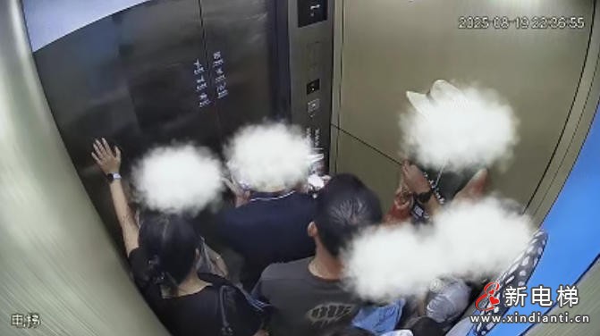 福建泉州某酒店电梯突发故障悬停在2层楼之间 12名乘客被困