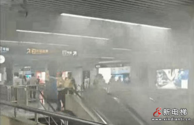 上海地铁人民广场站8号上行自动扶梯突发冒烟故障 部分列车跳停