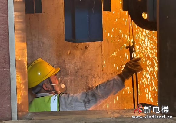 杭州滨江区‌某电梯公司拆除电梯作业时气割引燃底坑废弃润滑油引发事故，被罚5000元