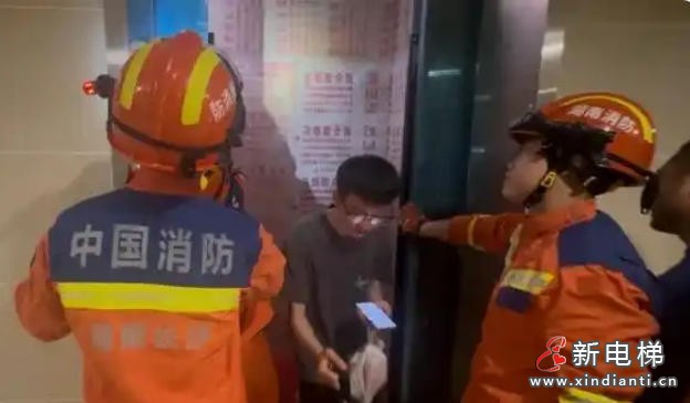 紧急救援！湖南长沙芙蓉区两日连发电梯困人 消防破拆化险为夷