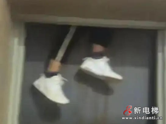 电梯惊魂！辽宁一老人双腿卡入轿厢顶部 消防5分钟破拆脱险