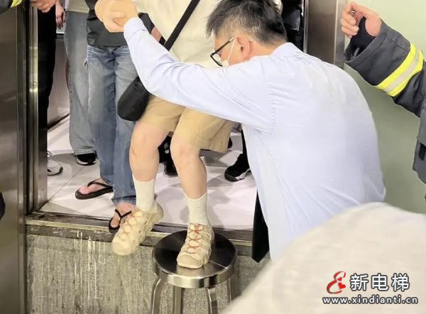 台湾台中19人困梯1小时！商场向受困民众致歉并发慰问金安抚