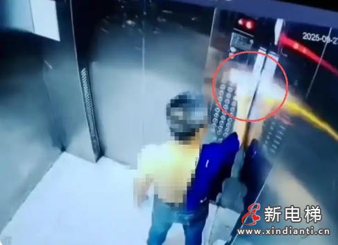 四川广安某小区一名男子在电梯内纵火毁电梯 按键烧毁致停运