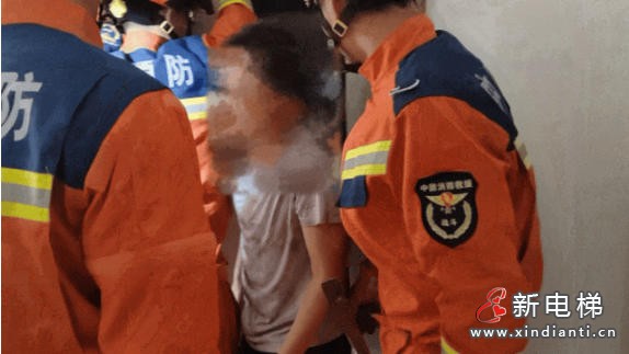湖北省天门市某小区发生电梯故障，两名业主被困轿厢内