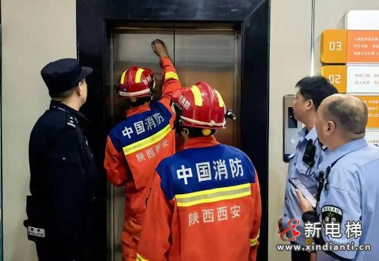 西安：醉酒男子被困电梯内突发不适 消防10分钟破门施救