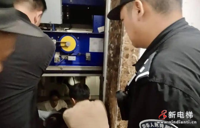 扬州江都民警15分钟高效救援电梯被困群众