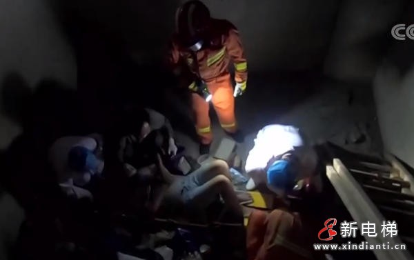 广东中山市一名男子不慎坠入电梯井