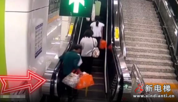 长沙地铁扶梯惊险一幕：七旬老人摔倒，乘客紧急制动化险为夷