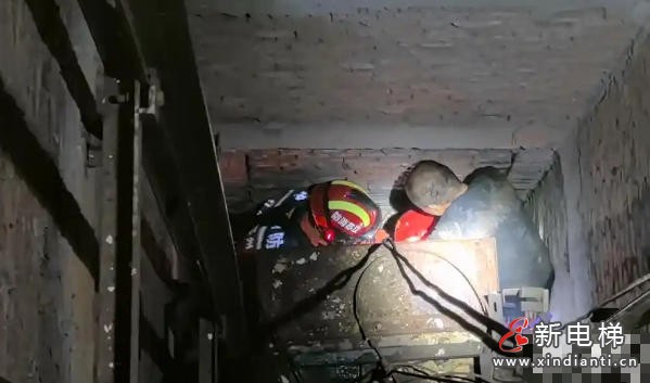 扬州一工人在废弃宾馆拆卸送餐电梯时不慎跌落电梯井