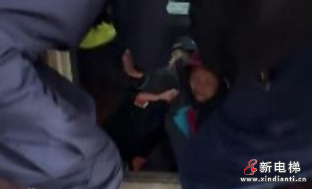 湖南吉首：老人幼儿被困电梯 巡特警队员与物业协作救援