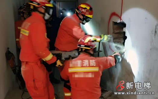 浙江杭州隐藏电梯成“陷阱”4女子被困4小时，消防破墙救援