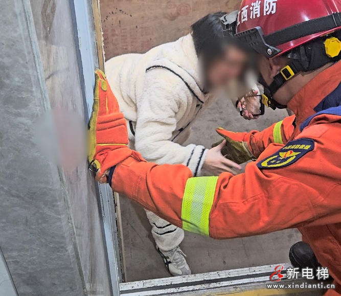 江西萍乡孕妇‌被困电梯 消防员俯身搭“人梯”，一句“你踩”护孕妈脱险