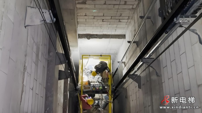 上海市宝山区更换电梯发生事故