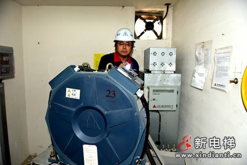 上海三菱电梯申请曳引机远程手动松闸装置专利，可对制动器进行手动松闸