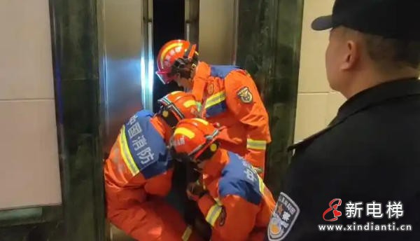 湖南‌长沙外卖小哥凌晨被困电梯 消防员紧急救援化险为夷
