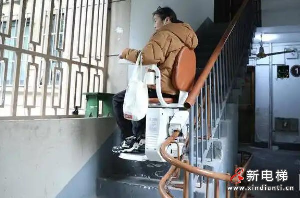 杭州翠苑一区楼道座椅电梯走红，便民设计获赞