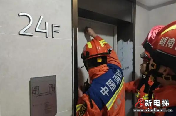 湖南长沙望城区电梯故障人员被困，消防快速救援