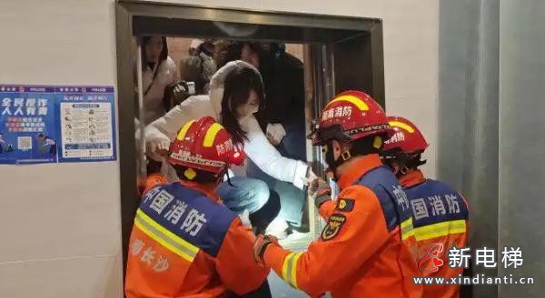湖南长沙芙蓉消防6分钟速救4名电梯被困人员