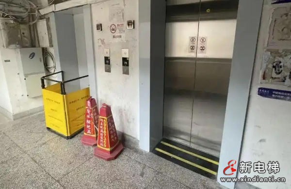 上海一小区6部新电梯集体故障 急救人员爬8楼抬送患病老人