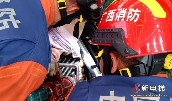 广西南宁商场扶梯卡手事故：8岁女孩获救送医