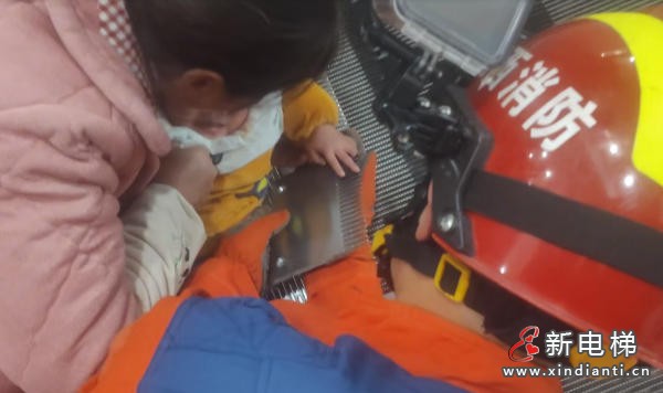 江西宜春1岁幼童扶梯惊魂：手指卷入梳齿板，消防员紧急救援