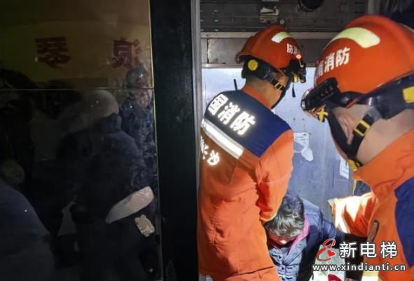 湖南长沙永华大厦多名群众被困于18楼楼层之间 消防成功救援