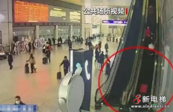 上海虹桥站惊险一幕：母女扶梯摔倒，旅客急停施救