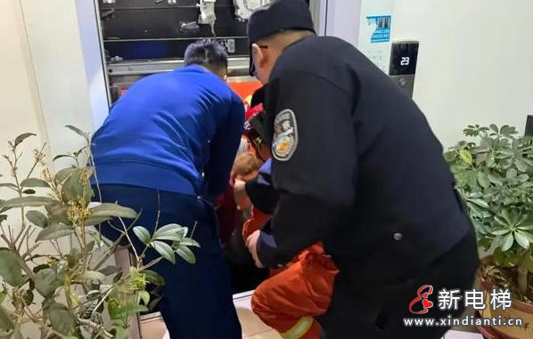 山东临朐公安大年初一成功处置电梯困人事件，14人安全获救