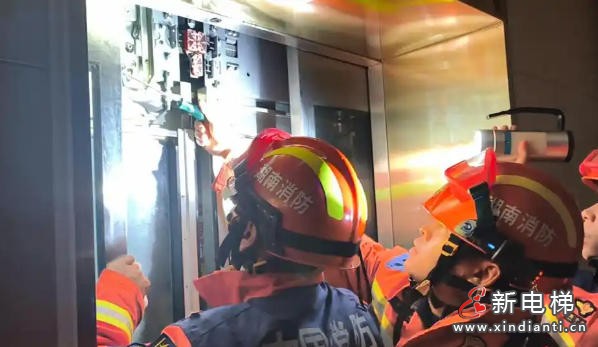 电梯悬停负3、4楼之间 湖南株洲消防紧急救出被困人员