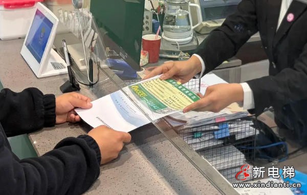 电梯“新身份证”来了！浙江金华首张新版使用标志发出 乘梯更安心