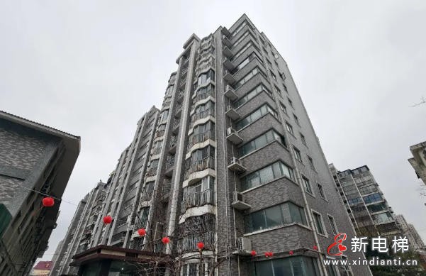 新梯门窄10厘米引争议 江苏徐州某小区7部电梯更新停工超1个月